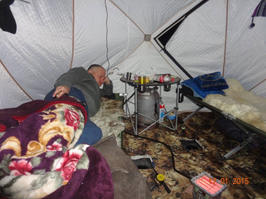 Ловля в палатке. Зимняя палатка. Ночлег в палатке на зимней рыбалке. Зимняя палатка с печкой для ночевки. Зимняя палатка внутри.